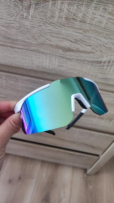 Športové slnečné okuliare zelené šošovky,