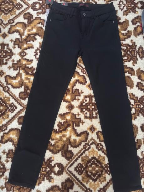 Čierne strečové nohavice, 32