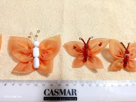 Korálikové aj látkové motýliky na štipcoch, 