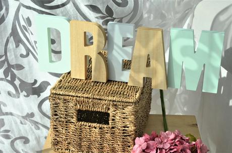 Drevený nápis dream,