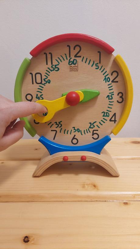 Drevený ciferník - pomôcka na učenie sa hodín, 