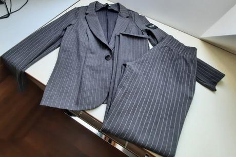 Športovo-elegantný kostým, s