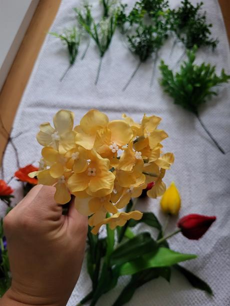 Umelé kvety+košík +vtáčik, 