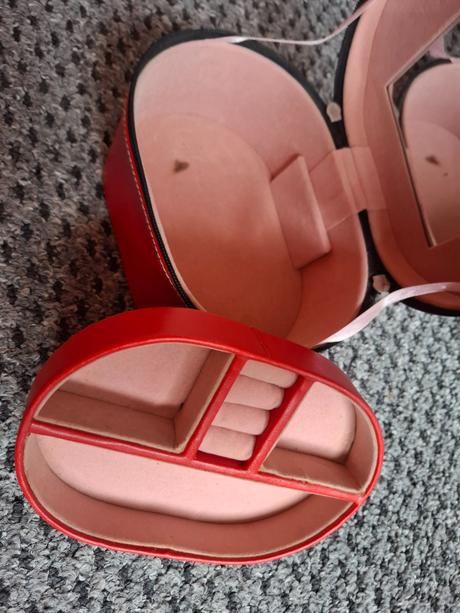 Červená šperkovnica, 