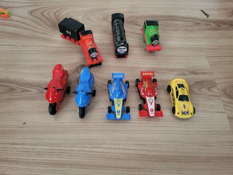 Plastové autá a motorky vláčik, 