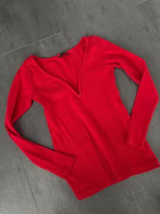 Cervene tricko s vystrihom, s