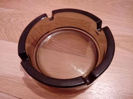 Sklenený popolník,