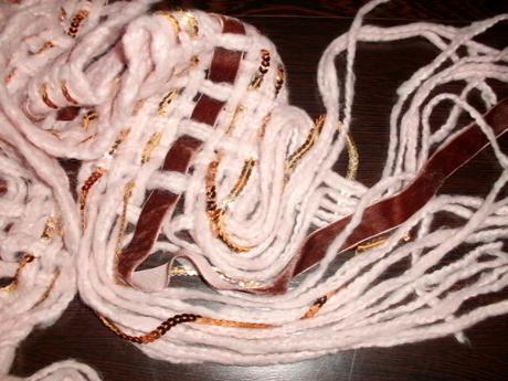 Luxusný šálik so zlatými flitrami,