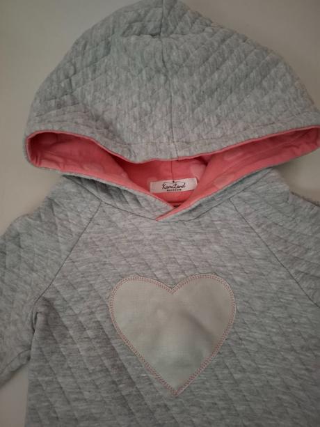 Pískacie teplákové šaty, 110