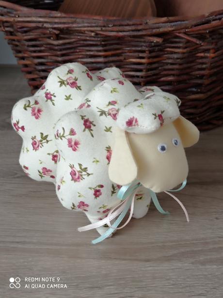 Roztomilá provance vidiecka ovečka super stav, 