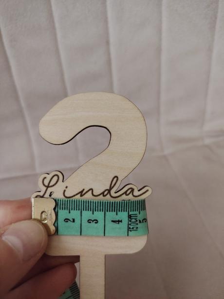 Drevený zápich na tortu na 2 roky s menom linda, 