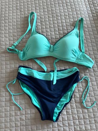 Bikiny, 44