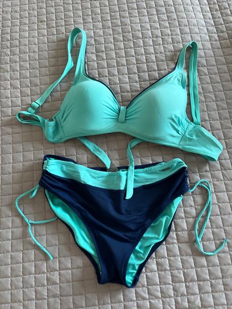 Bikiny, 44