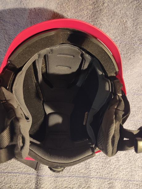 Prilba marker s vysuvacimi okuliarmi, s