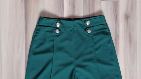 Široké zelené nohavice so zlatými gombíkmi, xs