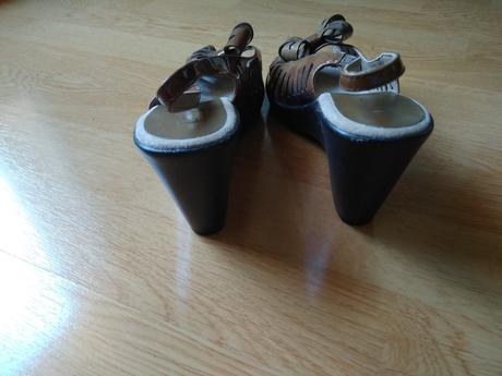 Zaujímavé nenosené sandálky, 37