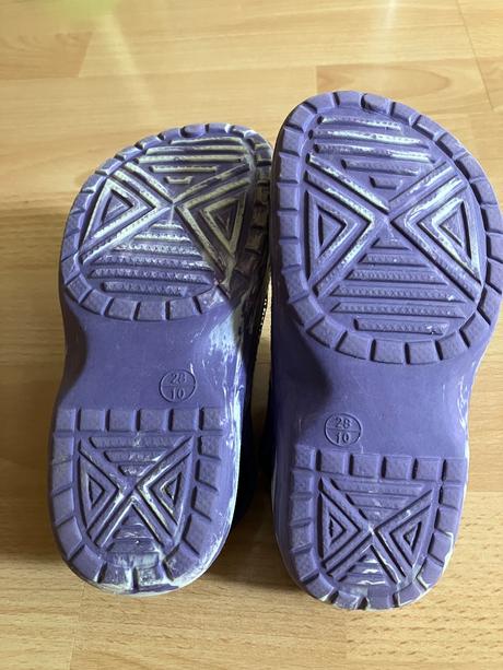 Fialové šľapky, 28