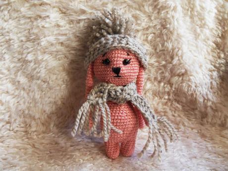 Milý háčkovaný zajačik s čiapkou a šálom,