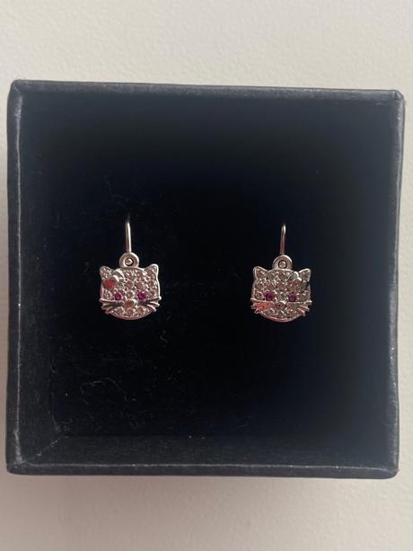 Prvé detské náušničky hello kitty,