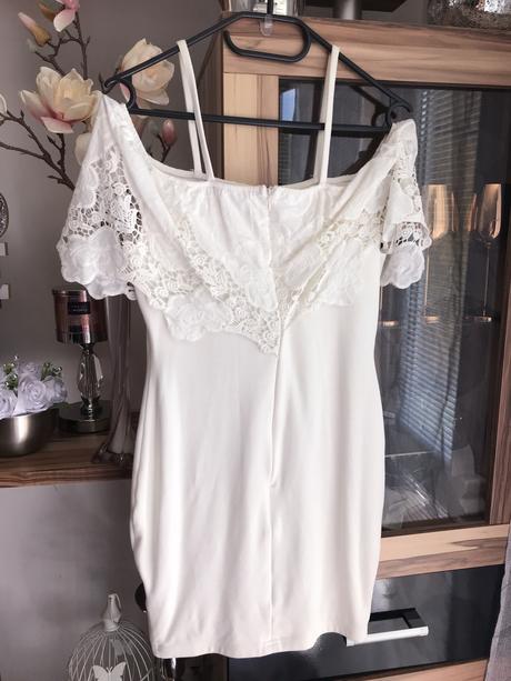 Biele šaty s krajkovým volánom, s