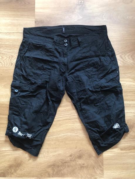 Tristvrtove nohavice, 44