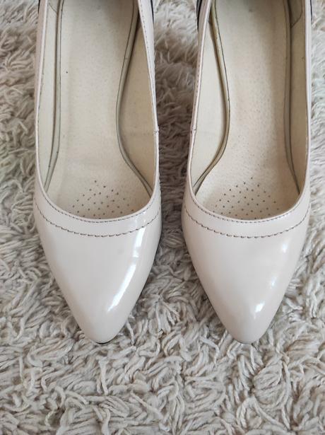 Béžové lesklé lodičky s čiernym pásikom, 38