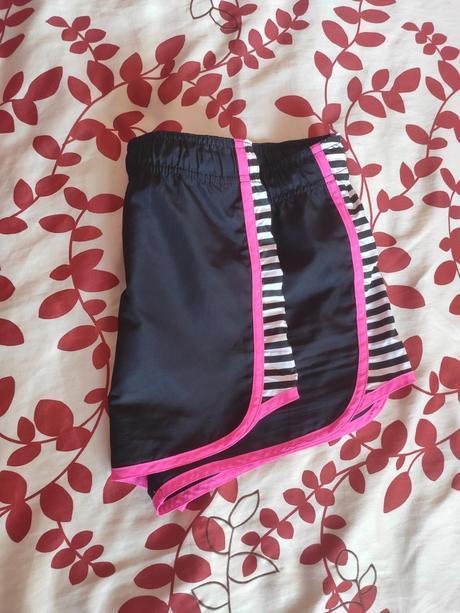 Čierno ružové kraťasy, 158