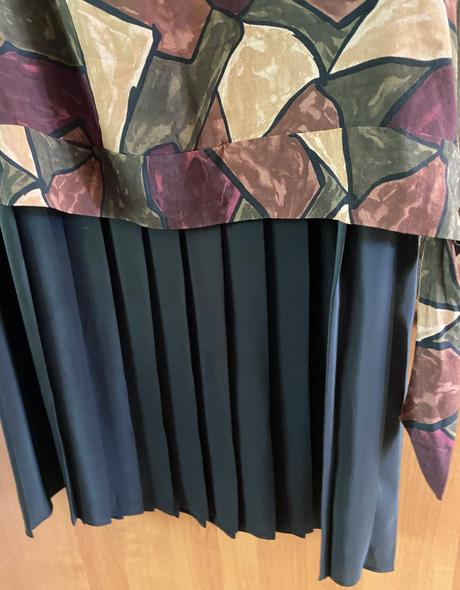 Kvalitné podšité šaty s plisovanou sukňou v. 48, 48