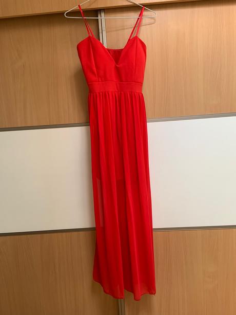 Cervene spoločenské saty, s