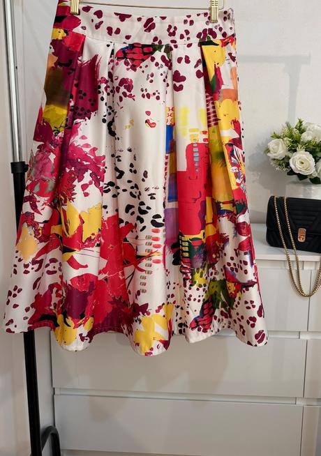 Áčková sukňa výrazný abstraktný farebný dizajn, m