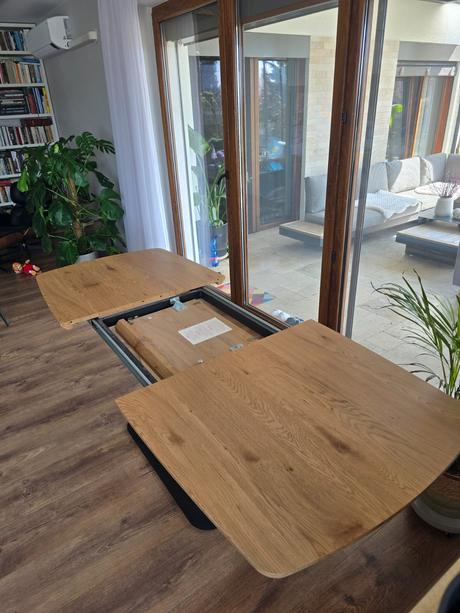 Rozkladací stôl + 5 sivých a 1 ružová stolička, 