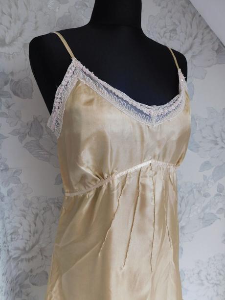 Velmi pekne lahučke šaty, 38