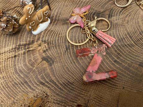 Ručne vyrobené živicové kľúčenky, 