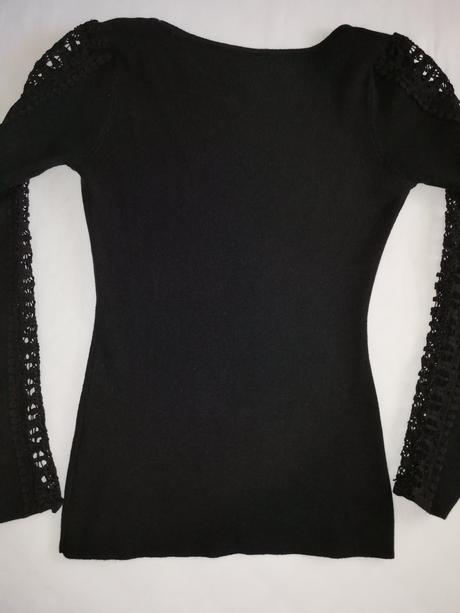 Čierny svetrík s čipkou na rukávoch, s