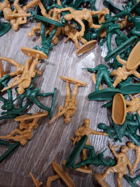 95 ks plastove panaciky vojaci, 