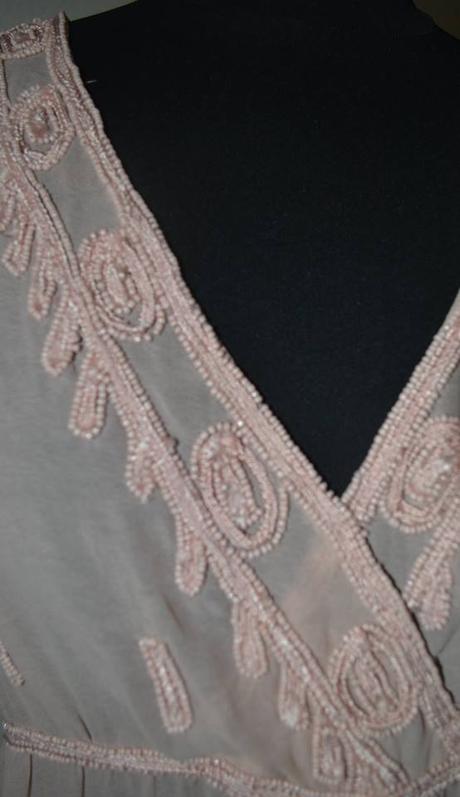 Vyšívané šaty, 42