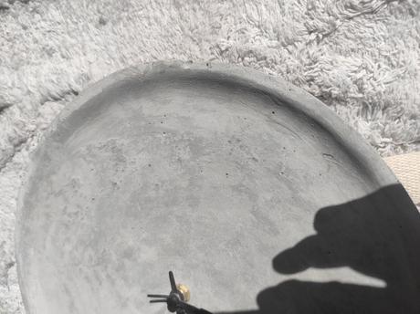 Betónové hodiny na stenu, 