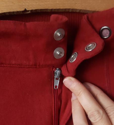 Červené teplákové nohavice, s