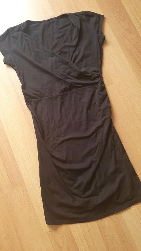 Čierne tričkove šaty, s