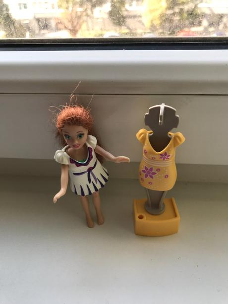 Bábika + šaty na stojančeku - 9 cm,