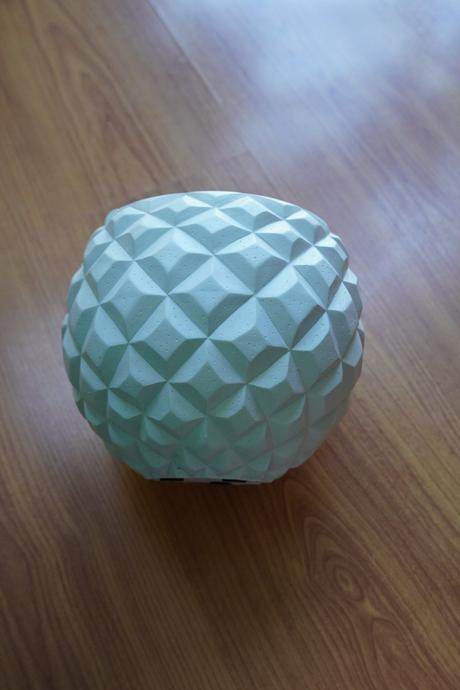 Biely kvetináč ananás,