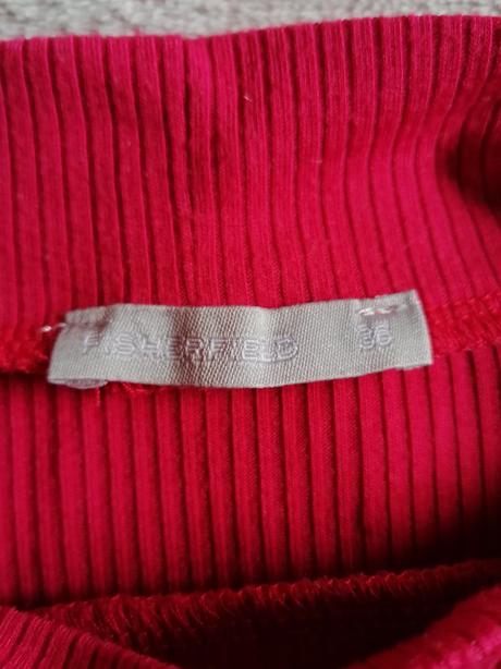 Tričko so zaujímavým výstrihom, gate,s