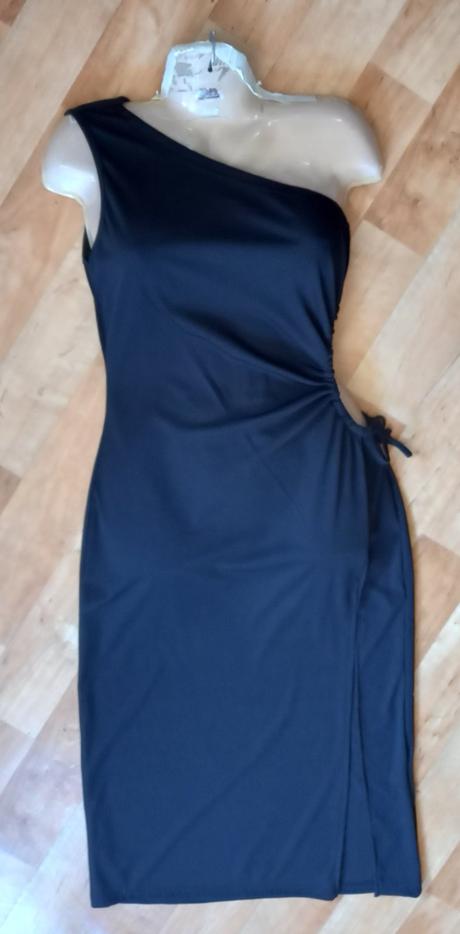 Dámske úzke čierne šaty, m