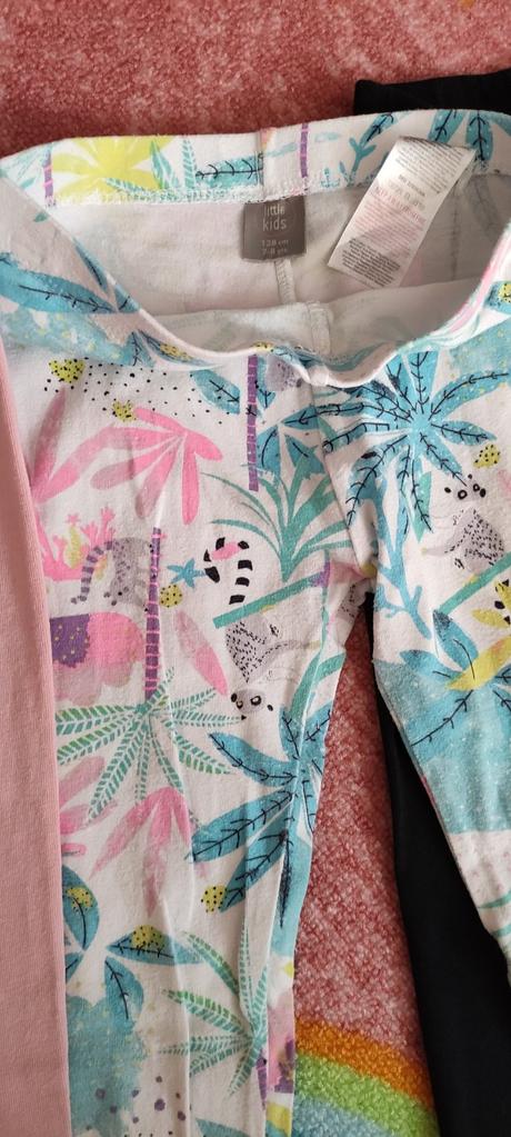 Pekné zachovalé legíny 128 biele palmove, 128