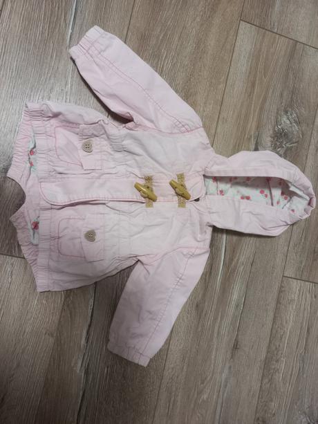 Bunda vetrovka sedí na 74, 74