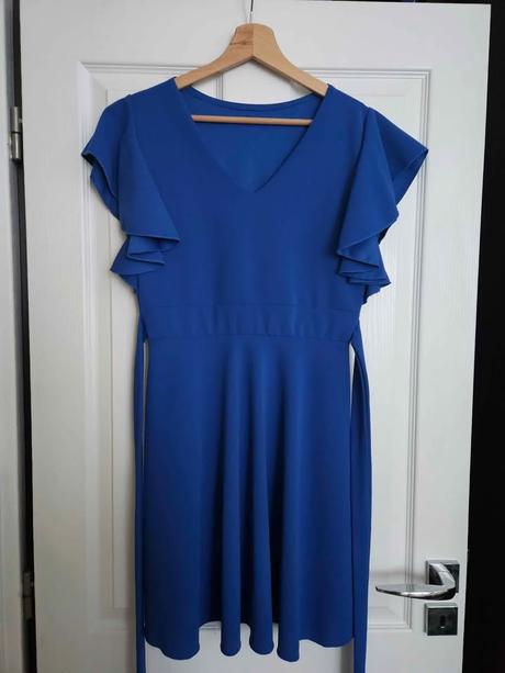 Modré šaty nad kolená, 