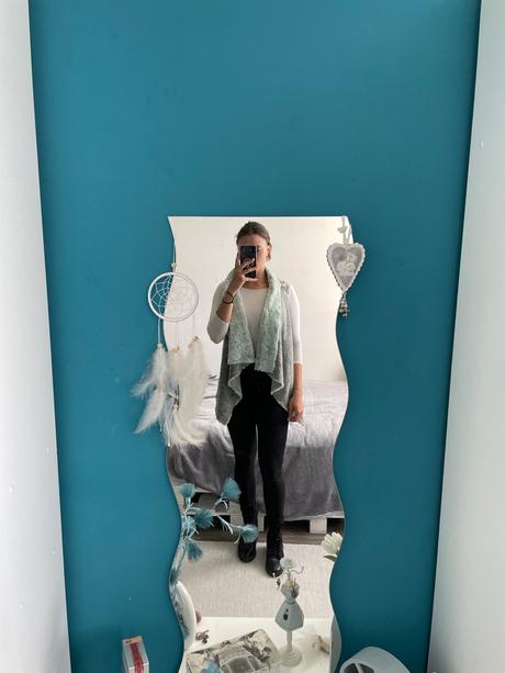 Elegantná, mäkká vesta z brusenej kože,