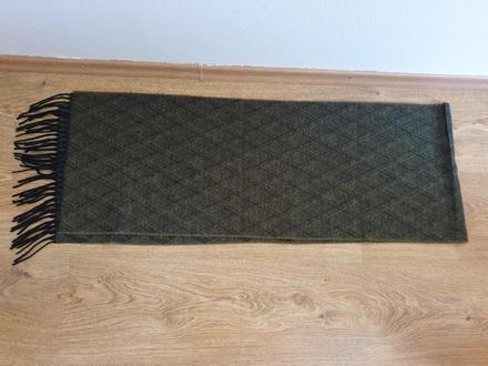 Tmavozelený hrubý šál,