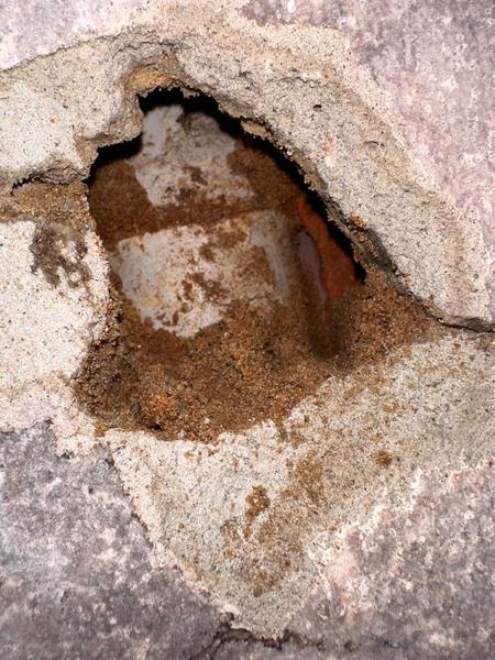 Čo sa skrýva za starou omietkou bytovky?