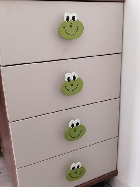 Drevené úchytky žabka, 